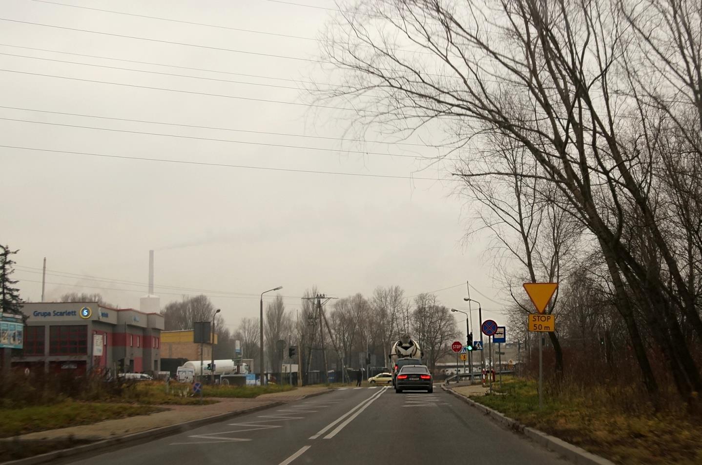 Komorowice. Ul. Grażyńskiego przy zakładach FIATA. Przystanek autobusowy bez zadaszenia i miejsc siedzących.