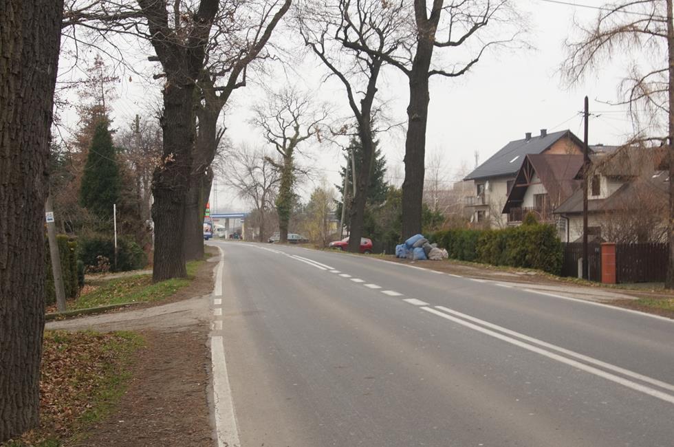 Ul. Barkowska; brak chodników na całej długości ulicy. Ul. Komorowicka, od ul.