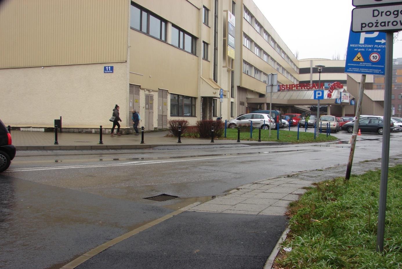 Ulica Cyniarska - Śródmieście Biała 5. Chodniki nie są śliskie, są wystarczająco szerokie dla wózków inwalidzkich i mają krawężniki na poziomie jezdni. a. Czy zimą chodniki są odśnieżane?