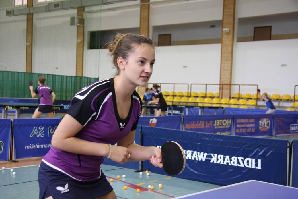 MAJA KRZEWICKA zawodniczka kadry narodowej, brązowa medalistka Mistrzostw Europy Juniorek w grze drużynowej (2009), brązowa medalistka w grze drużynowej German Junior Open (2010), brązowa medalistka