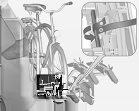78 Schowki Bez zamontowanej przystawki: Zdejmowanie rowerów Rozpiąć paski na obu kołach roweru. Obrócić pokrętło w lewo i zdjąć uchwyty mocujące.