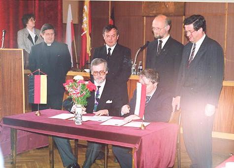 4 maja 1992 roku - podpisanie umowy