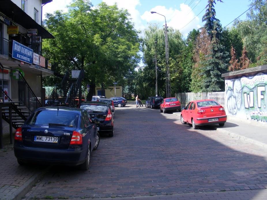 Fotografia 8. Zły stan infrastruktury pieszej w obszarze rewitalizacji. 12 Fotografia 9.