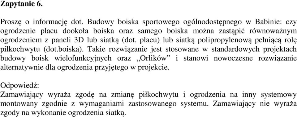 siatką (dot. placu) lub siatką polipropylenową pełniącą rolę piłkochwytu (dot.boiska).