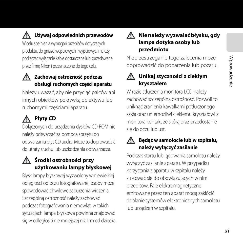 Zachowaj ostrożność podczas obsługi ruchomych części aparatu Należy uważać, aby nie przyciąć palców ani innych obiektów pokrywką obiektywu lub ruchomymi częściami aparatu.