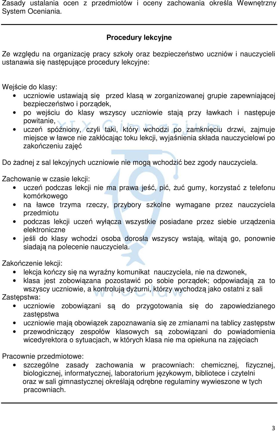 w zorganizowanej grupie zapewniającej bezpieczeństwo i porządek, po wejściu do klasy wszyscy uczniowie stają przy ławkach i następuje powitanie, uczeń spóźniony, czyli taki, który wchodzi po