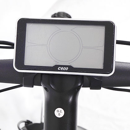 Wspomaganie jazdy Rower posiada praktyczny wyświetlacz LCD pokazujący stan naładowania baterii. Wyposażony jest w 6 poziomów wspomagania jazdy.