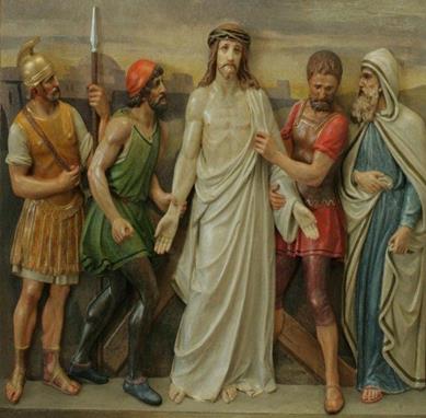 Zdjęcie nr 2: Stacja IX. Pan Jezus upada pod krzyżem po raz trzeci. (fot.archiwum Rzymskokatolickiej Parafii p.w. św.