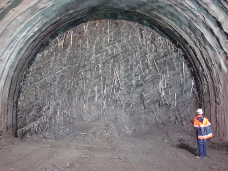 Drążenie w słabym materiale skalnym (głównie flisz łupki) ETAP 2 Uprzednie wiercenie, od czoła tunelu w celu