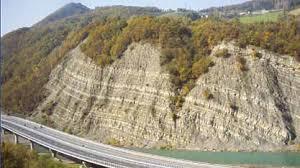 Doświadczenie w zbliżonych warunkach geologicznych Linia kolejowa Parma La Spezia Marta Giulia jest najważniejszym tunelem w ciągu linii kolejowej Parma La Spezia.