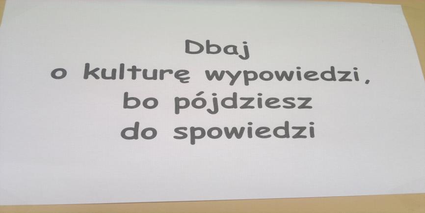 Wszystkie klasy zaangażowały się w wykonanie gazetki pod nazwą: Akademia Dobrych Manier, na której uczniowie mogli znaleźć wszystkie niezbędne informacje dotyczące kulturalnych nawyków i kulturalnego