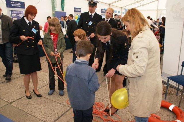 Oprócz tego członkowie Koła wspierali wszystkie akcje organizowane w ramach festiwalu na Wydziale Nawigacyjnym. Morska mapa elektroniczna zamiast papierowej to już teraźniejszośd.