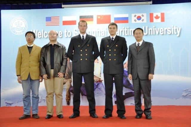 Sprawozdanie z wyjazdu studentów Akademii Morskiej do Shanghai Maritime University O możliwości wyjazdu dowiedzieliśmy się na długo przed planowaną datą odlotu.