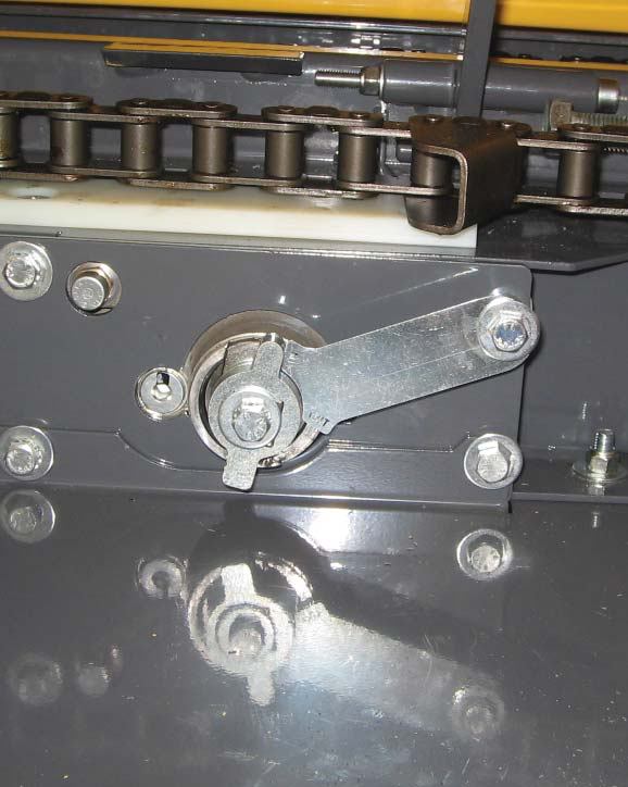 Zespół zrywający - siekacz łodyg Siekacz łodyg jest napędzany przez przekładnię główną i jest montowany w środkowej części zespołu zrywającego, co zapewnia rozdrabnianie łodyg na całej długości