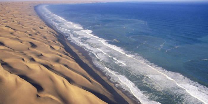 3. Wybrzeże szkieletowe, Namibia. Nie pozwól aby nazwa tej plaży odstraszyła cię od siebie.