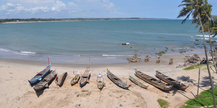 5. Plaża Elmina, Ghana. Jeżeli prócz wypoczywania na plaży chcesz poznać historię europejskiej kolonizacji powinieneś wybrać się do Elminy.