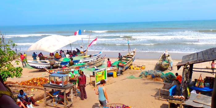 9. Plaża Kokrobite, Ghana. To już druga Ghańska plaża w naszym dzisiejszym rankingu. Generalnie Ghana to spokojny, ciepły i bardzo przyjazny dla turystów kraj, w którym znajdziemy wiele pięknych plaż.