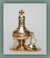Vasculum znajduje się przy tabernakulum. To małe, metalowe, naczynko z wodą, w którym kapłan obmywa palce po komunikowaniu.