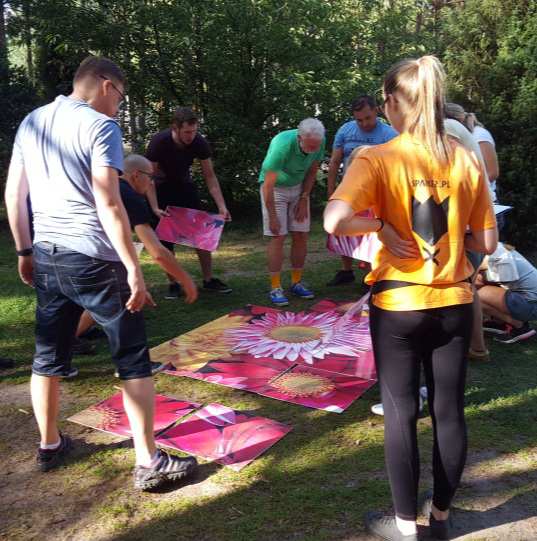 TWISTER GIGANT Konkurencja polega na rozegraniu partii Twistera o rozmiarach XXL. ALKO SZTAFETA Zadaniem uczestników jest pokonanie, specjalnie przygotowanego toru przeszkód.