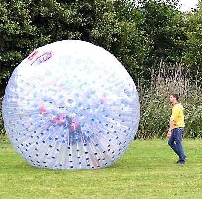 DODATKI Na życzenie, impreza może zostać urozmaicona urządzeniami rekreacyjnymi, takimi jak: - zjeżdżalnia dmuchana, - zorbing (kula sferyczna), - mega piłkarze, - walki gladiatorów, - byk rodeo, -