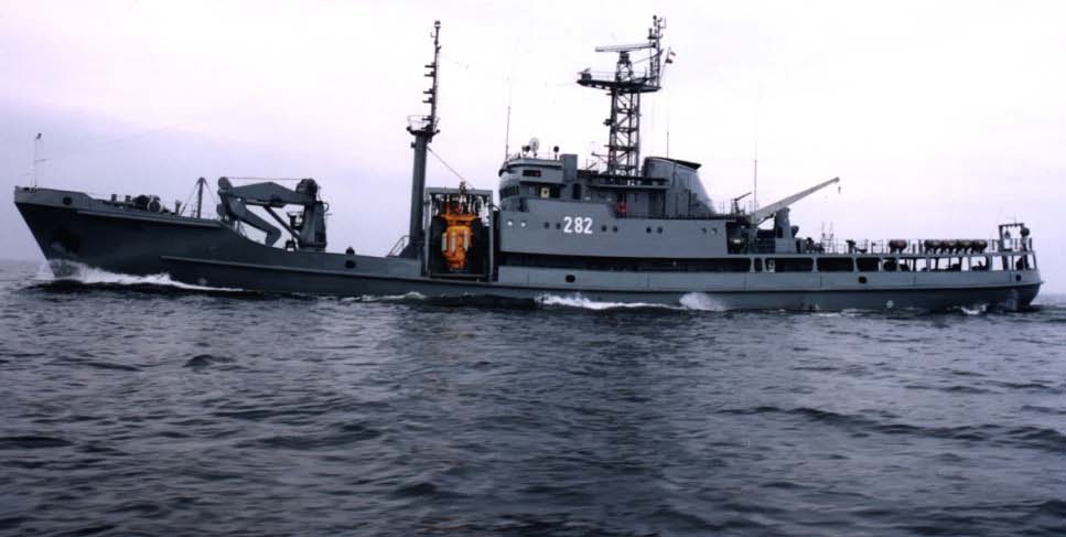 Nr 3 (28) 2009 rok Fot. 1. ORP Lech. Sylwetka dużego okrętu ratowniczego projektu 570. Platforma MW RP do prowadzenia nurkowań głębokowodnych.