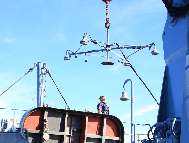 Polish Hyperbaric Research Fot. 14. Dzwon nurkowy zawieszony na ramie przed zanurzeniem. Fot. 15. Zestaw do dodatkowego oświetlenia podwodnego przed zanurzeniem.