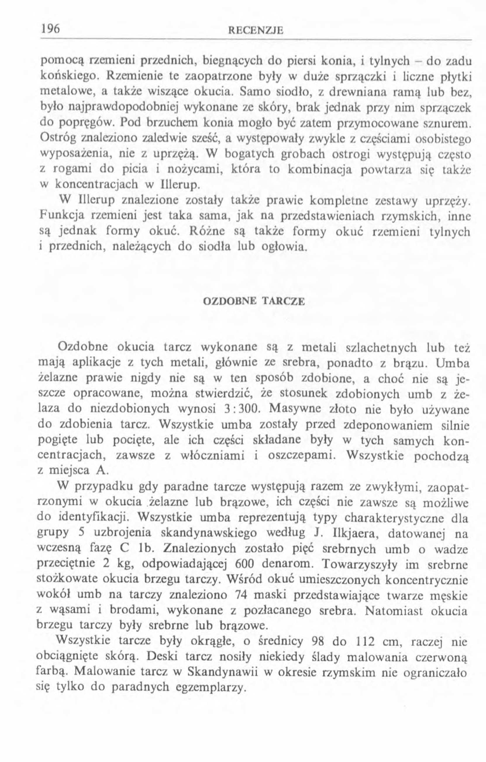 pomocą rzemieni przednich, biegnących do piersi konia, i tylnych - do zadu końskiego. Rzemienie te zaopatrzone były w duże sprzączki i liczne płytki metalowe, a także wiszące okucia.
