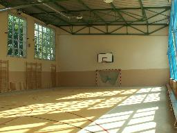 Sportowy segment przyszkolny o łącznej powierzchni ponad 650 m2 połączony jest łącznikiem parterowym segmentem dydaktycznym Szkoły.