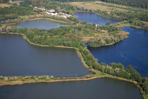 4.2 Wody powierzchniowe i podziemne Sieć hydrograficzna gminy jest słabo wykształcona.