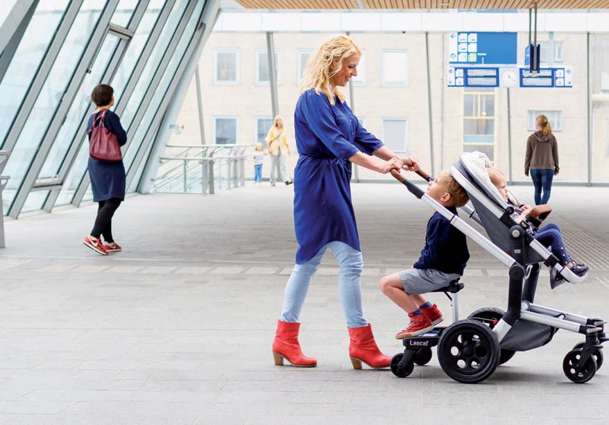 Dostawka Lascal Buggyboard zapewnia bezpieczeństwo starszemu dziecku podczas poruszania się po zatłoczonych i ruchliwych miejscach.