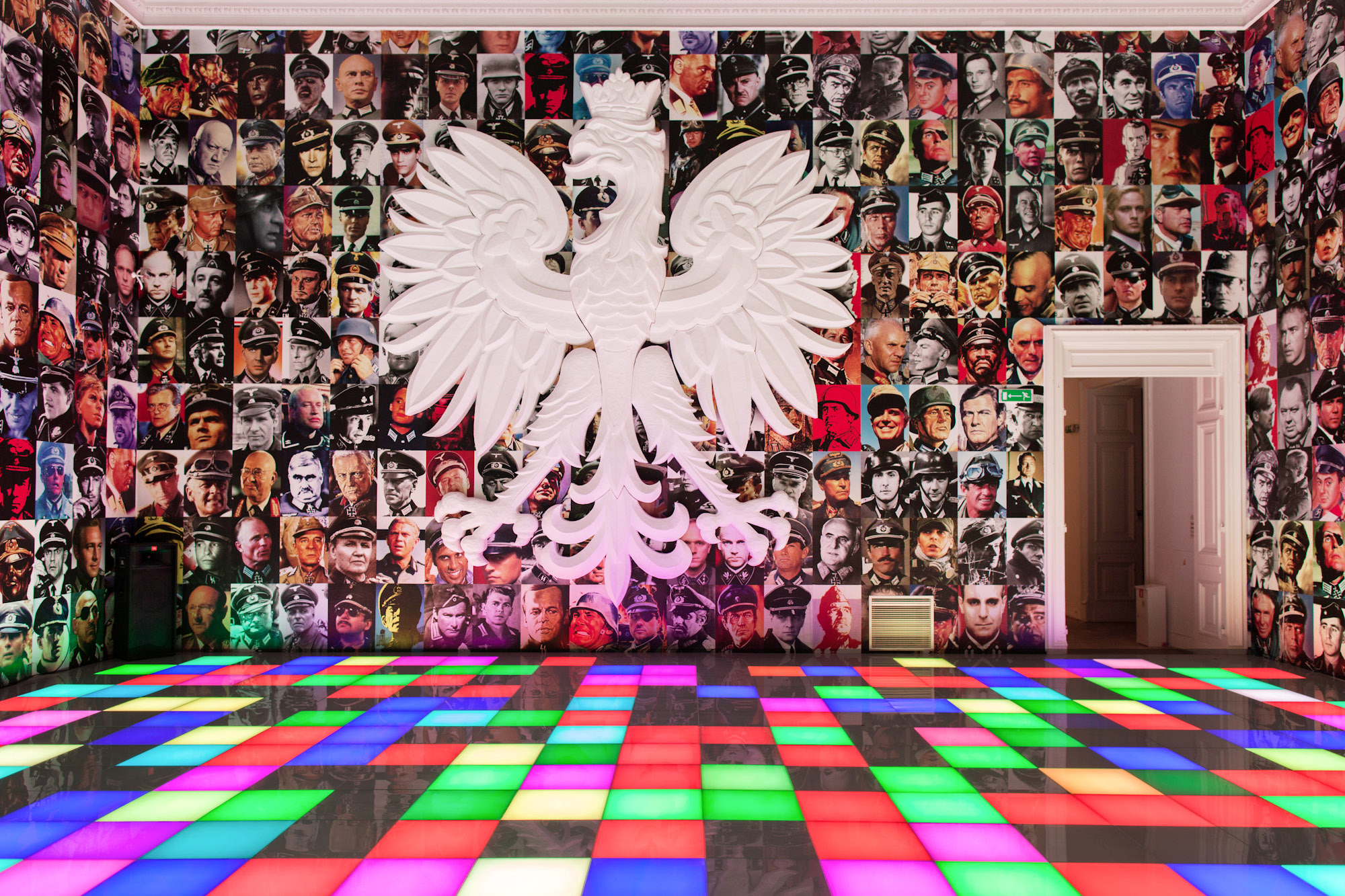 Piotr Uklański Grupa 1 BEZ TYTUŁU (POLSKA ÜBER ALLES), 2012 Bez tytułu (Polska Über Alles), 2012, (Maciej Landsberg) 1 2 Wejdźcie do sali, w której prezentowana jest instalacja Bez tytułu (Polska