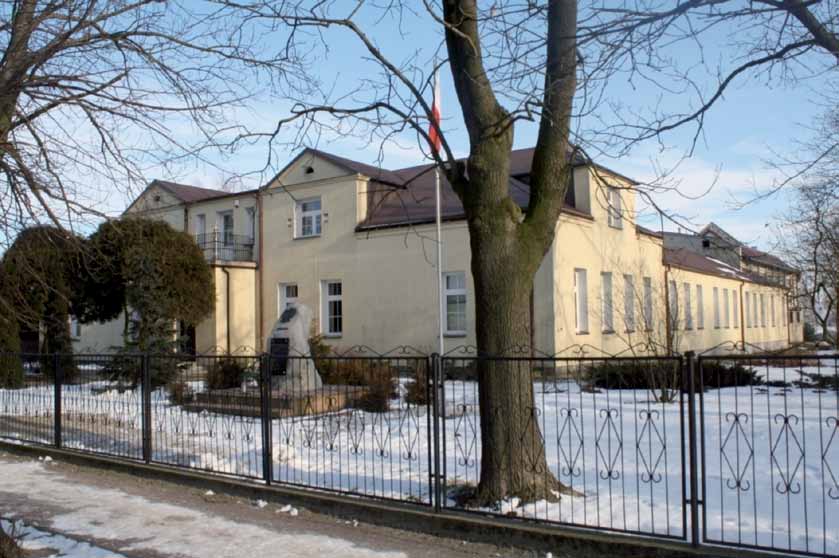 8 Piotr Jarzyński się one w Karwosiekach Nowych. Między ramionami znajduje się przewyższenie.