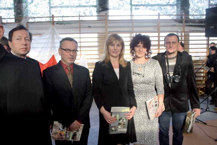 która do niego prowadzi. Nad brzegiem jeziora znajdziemy polankę, z której obserwować można ruch na wodzie.