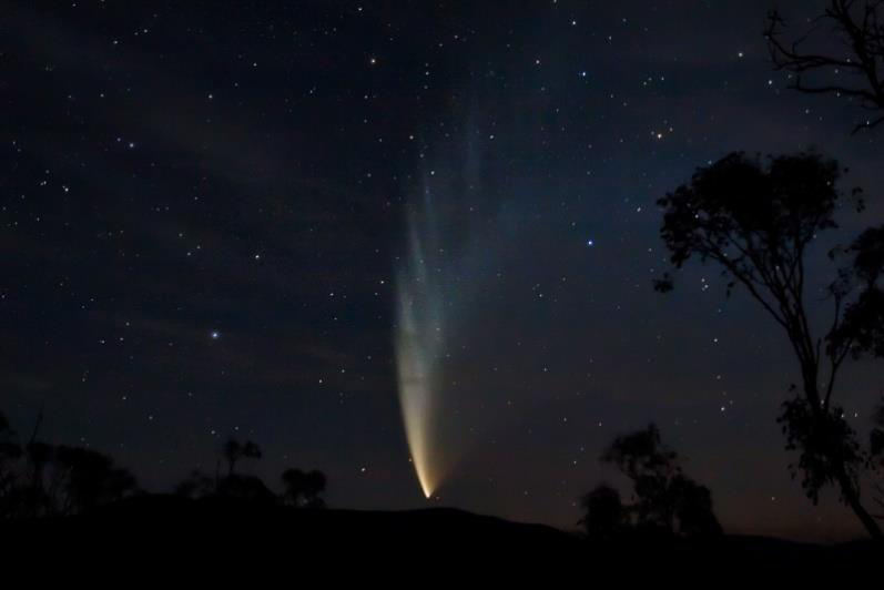 Kometa małe ciało niebieskie poruszające się w układzie planetarnym, które na krótko pojawia się w pobliżu gwiazdy centralnej.