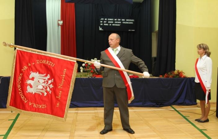 Załącznik nr 1 do Statutu SP-4 CEREMONIAŁ SZKOLNY Publicznej Szkoły Podstawowej nr 4 im.