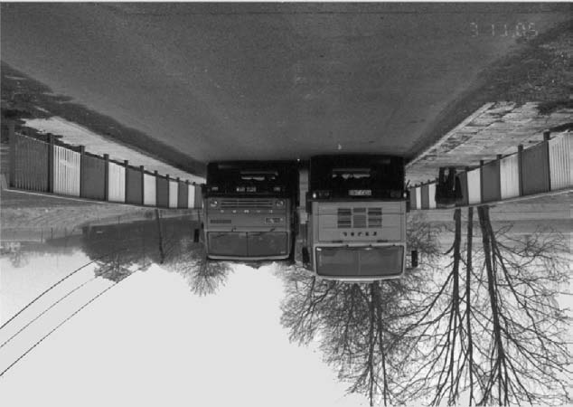 26 Damian Bêben, Zbigniew Mañko Rys.5. Widok z boku od strony dolnej wody na most podczas wykonywania badañ (II schemat obci¹ enia) Fig.5. Side view of the bridge during testing (load scheme II) Rys.