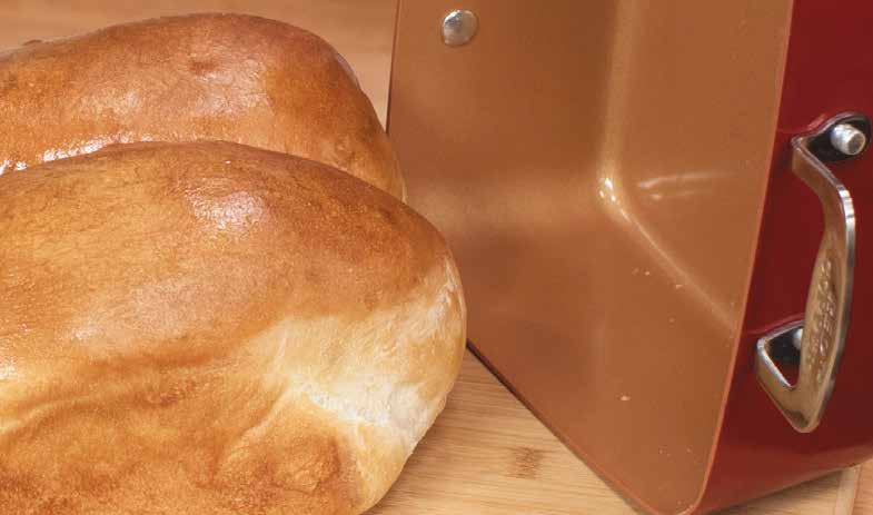 ZWYKŁY BIAŁY CHLEB 1 woreczek suchych drożdży 540 ml ciepłej wody 3 łyżki cukru 1 łyżka soli 2 łyżki oleju 720-840 g mąki Rady: Woda powinna być letnia.