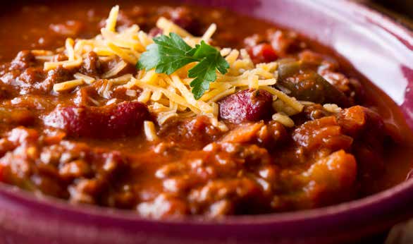 CHILI Z 5 PUSZEK 500 g mielonej wołowiny, przysmażonej 1 cebula, posiekana 1 puszka pomidorów w kostkach (400 g) 1 puszka sosu pomidorowego (240 g) 1 puszka czarnej fasoli, odsączonej (400 g puszka,