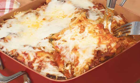 LASAGNE KLASYCZNA 250 g mielonej wołowiny 250 g pokrojonego salami 2 łyżka rozgniecionego czosnku 1200 ml sosu Marinara (gotowy sos pomidorowy) 450 g sera ricotta 1 jajo 1 łyżka oregano 250 g tartej
