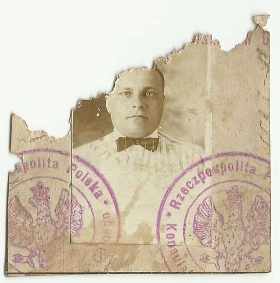 11 Zdjęcie 19 Rok 1919 (około). Marcin Wróbel - zdjęcie pochodzi z paszportu wydanego przez Konsulat Polski w Chicago, wystawionego zaraz po odzyskaniu niepodległości przez Polskę.