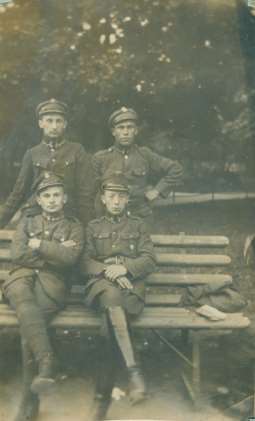 9 Zdjęcie 15 Rok 1918 (około). Hołowczyce (Галоўчыцы). Grobowiec rodzinny w parku.