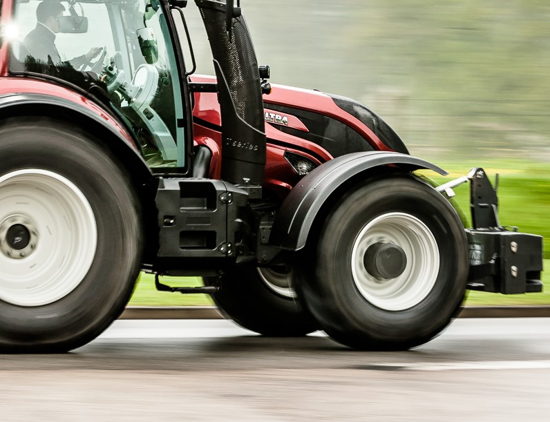 SILNIK ECOPOWER Podczas transportu, operator może przejść z trybu standardowego (naciśnięcie przycisku), w tryb ECO oszczędzający paliwo.