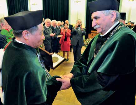 Wydarzenia Biuletyn AGH nr 101 Profesor Nguyen Van Giang doktorem honoris causa AGH 1 kwietnia 2016 roku odbyło się uroczyste posiedzenie Senatu Akademii Górniczo-Hutniczej poświęcone nadaniu