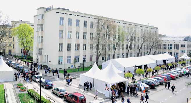 Wydarzenia Biuletyn AGH nr 101 Dzień Otwarty AGH 2016 Jak co roku w jeden z wiosennych piątków Akademia Górniczo-Hutnicza została zawojowana przez rzesze tegorocznych maturzystów i uczniów szkół