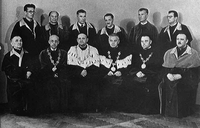 Biuletyn AGH nr 101 Pracownicy fot. Arch. AGH Władze uczelni w roku akademickim 1952/53 (siedzą od lewej profesorowie: Z. Wilk, A. Bielański, Rektor Z. Kowalczyk, M. Mięsowicz, M.