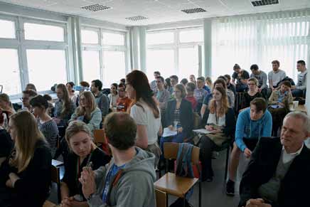 Biuletyn AGH nr 101 Studenci Bzybzać języki? fot. Z. Sulima 5 maja o 5 po południu przyszłam na zajęcia w znakomitym humorze.