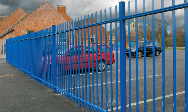System palisadowy Szeroki zakres zastosowaƒ System Barofor firmy Betafence àczy w sobie elegancj i wysoki stopieƒ zabezpieczenia. Dzi ki temu mo e byç stosowany w wielu ró nych aplikacjach.