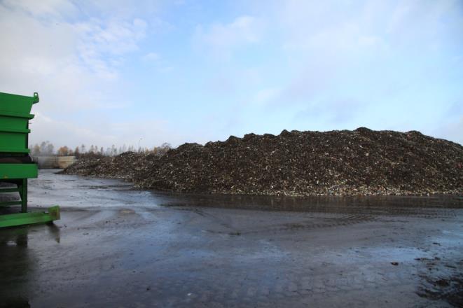 Obiekt 9 segment demontażu odpadów wielkorozmiarowych Plac utwardzony głównie płytami żelbetowymi, ażurowymi typu JOMB. Trzy strony placu otoczone wałem ziemnym o wysokości około 2 m, obsianym trawą.