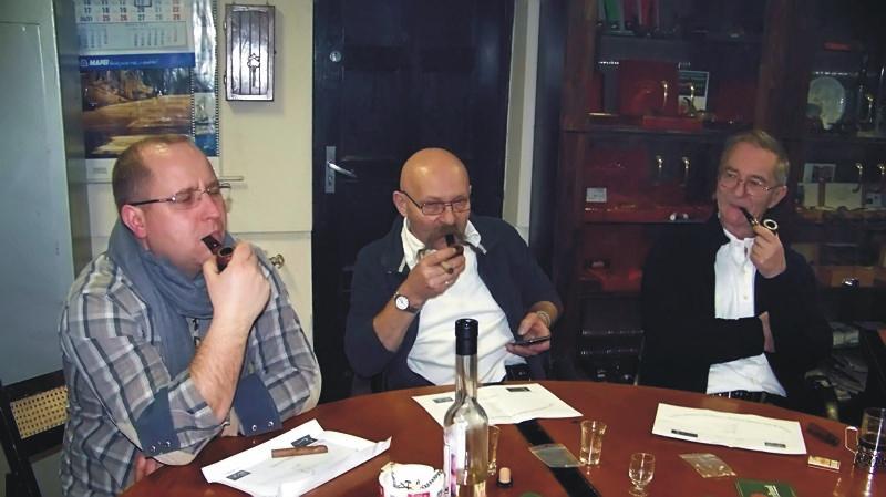 Trzeci 2-gramowy Konkurs w Wolnym Paleniu Fajki KOKF2010 Już po raz trzeci odbył się konkurs 2-gramowy w naszym klubie, będący z założenia konkursem rocznicowym, a