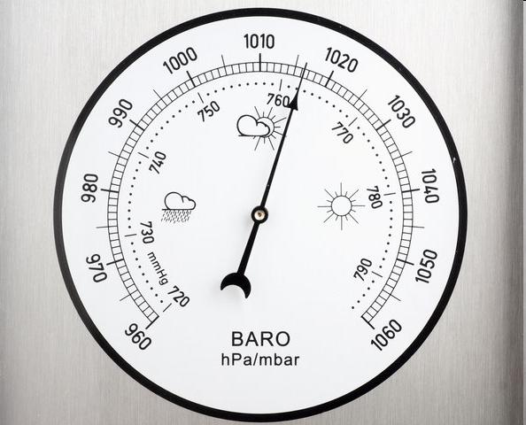 Barometry, manometry Ze względu na rodzaj pomiaru barometry można podzielić na: bezwzględne wskazują ciśnienie absolutne, czyli w odniesieniu do próżni, różnicowe wskazują